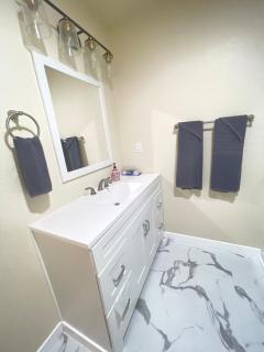 Cozy studio apartment king side bed - 6
