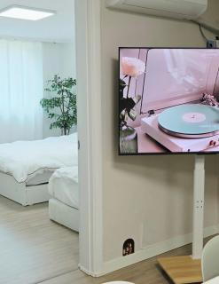 Spacious interior Free parking KSquare 2 rooms Netflix Magok Station within walking distance Gimpo Airport Longterm stays welcome - 9