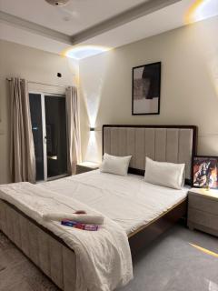 Premium 2BR, Pearl Arena, B-17 Multi Gardens - 8