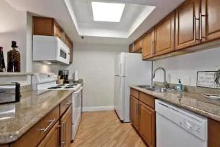LUX 1BR Condo Near Strip Pool Gym and Laundry - 7