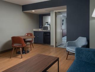 Four Points by Sheraton Suites Tampa Airport Westshore - 9