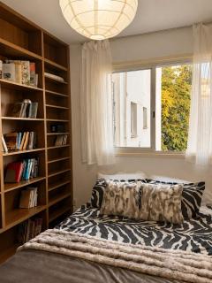 Refined Retreat - central flat with pool table - 9