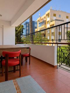 Refined Retreat - central flat with pool table - 7