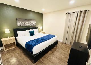 Luxury 1BR Condo Near Strip with Pool and Gym - 4