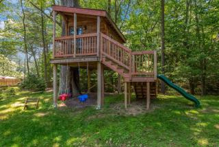 Modern Lakeshore Home with Treehouse - 8