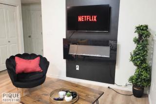 Chic Modern Vibes - KING Bed - Fireplace - Sleeps 4 - Wifi - 5