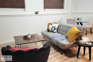 Chic Modern Vibes - KING Bed - Fireplace - Sleeps 4 - Wifi - 2