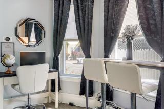 2-Bedroom Bed & Breakfast in Adorable Lynn w/ A/C - 9