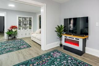 2-Bedroom Bed & Breakfast in Adorable Lynn w/ A/C - 5