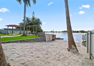 Lakefront Luxe - 10 min to Hard Rock - Pool & BBQ L73 - 5