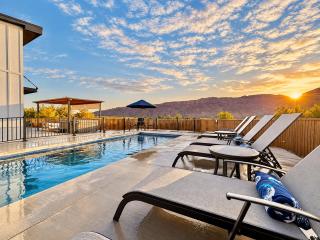 Moab Desert Escape Villa Luxury 5-Bedroom Retreat with Heated Pool - Moab - 8