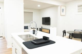 Premium 4 Bedroom Cozy Suite Close To Airport - 0