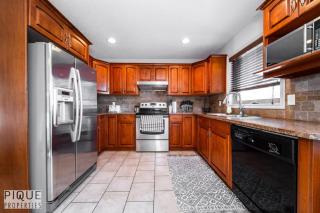6BDRM Chic Modern Home-Fireplace-BBQ-Sleeps 18! - 9
