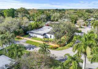 South Miami Gem - Mini Golf, Pool table, Pool, BBQ L28 - 3