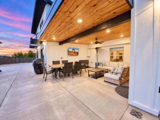 Moab Desert Escape Villa Luxury 5-Bedroom Retreat with Heated Pool - Moab - 5