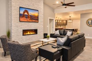 Moab Desert Escape Villa Luxury 5-Bedroom Retreat with Heated Pool - Moab - 2