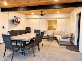 Moab Desert Escape Villa Luxury 5-Bedroom Retreat with Heated Pool - Moab - 1