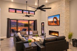 Moab Desert Escape Villa Luxury 5-Bedroom Retreat with Heated Pool - Moab - 3