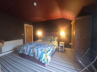 Honeymoon Suite - The Unicorn Hotel - 1