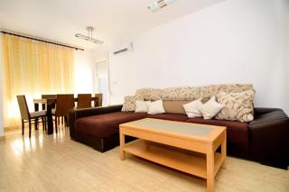 Apartamento de 4 dormitorios muy céntrico en San Juan Pueblo a tan sólo 2,5 km de la playa de San Juan y Muchavista - 0