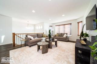 Chic 3BR Modern Home - Wi-Fi - Netflix - Sleeps 8! - 1