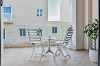 Private King Room, Bath, Lounge & Terrace near Sliema - 9