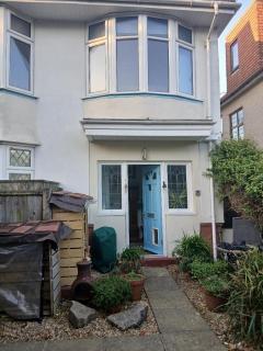 Lovely light 2 double bedroom first floor garden flat by sea - 0
