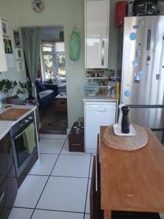 Lovely light 2 double bedroom first floor garden flat by sea - 8