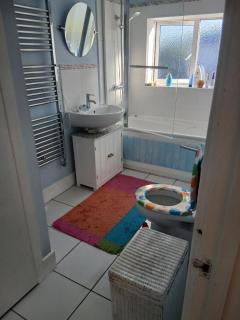 Lovely light 2 double bedroom first floor garden flat by sea - 4
