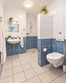 NordQuartier Lunden - Helles Sechsbettzimmer mit Gemeinschaftsbad - E05 - 6