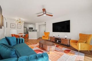 Space Age King Bed Condo Half Mile to Beach - 9