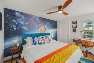 Space Age King Bed Condo Half Mile to Beach - 4