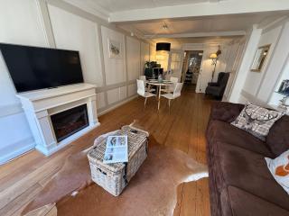 Old Town Oasis with 4 Beds, Balcony & Office - 8