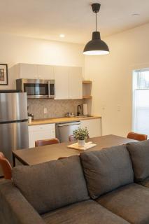 Newly Renovated 4 BDRM House by StayIn - 7