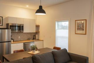Newly Renovated 4 BDRM House by StayIn - 3