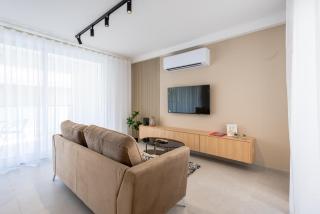Gorgeous Apartment With Side Sea View 2 - 4