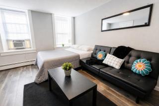 Bright and Airy Studio Apt Minutes to NYC - 9