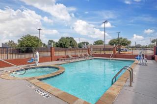 Best Western Plus Lake Dallas Inn & Suites - 9