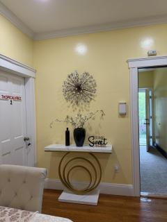 Paradise Cove Oasis 4 bedroom in central BOSTON - 2