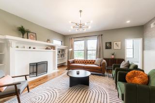 Dwellish Rentals - Hyde Park Luxury Stay 5BR Near Lake & UChicago - 0