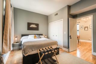 Dwellish Rentals - Hyde Park Luxury Stay 5BR Near Lake & UChicago - 1