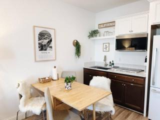 Cozy King Bed Suite Near Shopping & DT Visalia - 7