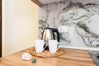 Shiny 1 Central Stay 1 BR Ap Kitchen & Balcony - 9