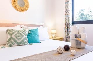 Shiny 1 Central Stay 1 BR Ap Kitchen & Balcony - 5
