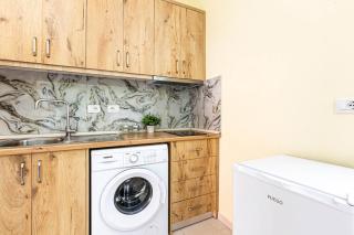 Shiny 1 Central Stay 1 BR Ap Kitchen & Balcony - 3