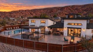 Moab Desert Escape Villa Luxury 5-Bedroom Retreat with Heated Pool - Moab - 0