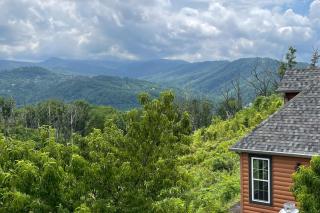 Luxury 6 BED 5 BATH Mountain Cabin HOT TUB Theater Sleeps 20 IDEAL LOCATION Fireplace KING SUITES Fire Pit GAME ROOM - 8