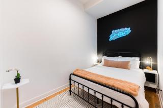 Bold 3BR West Town Sleeps 8 - Patio & Free Parking - 8