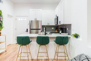 Bold 3BR West Town Sleeps 8 - Patio & Free Parking - 2