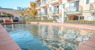 Poolside Holiday Apartment - Ocean View Rooftop - 4
